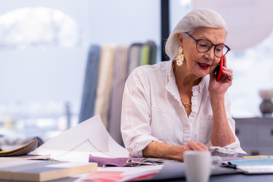 oudere-dame-aan-telefoon-op-werk